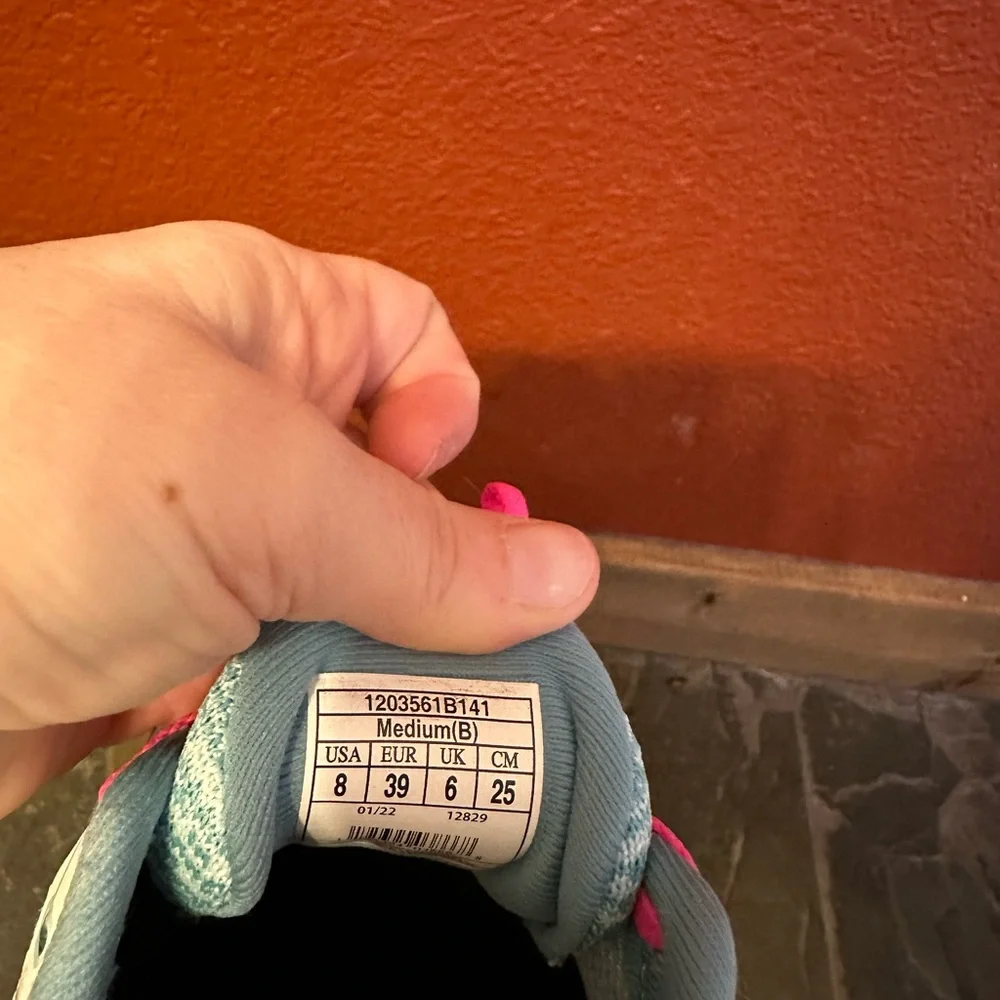 Brooks Size 8 - Picture 3 of 3